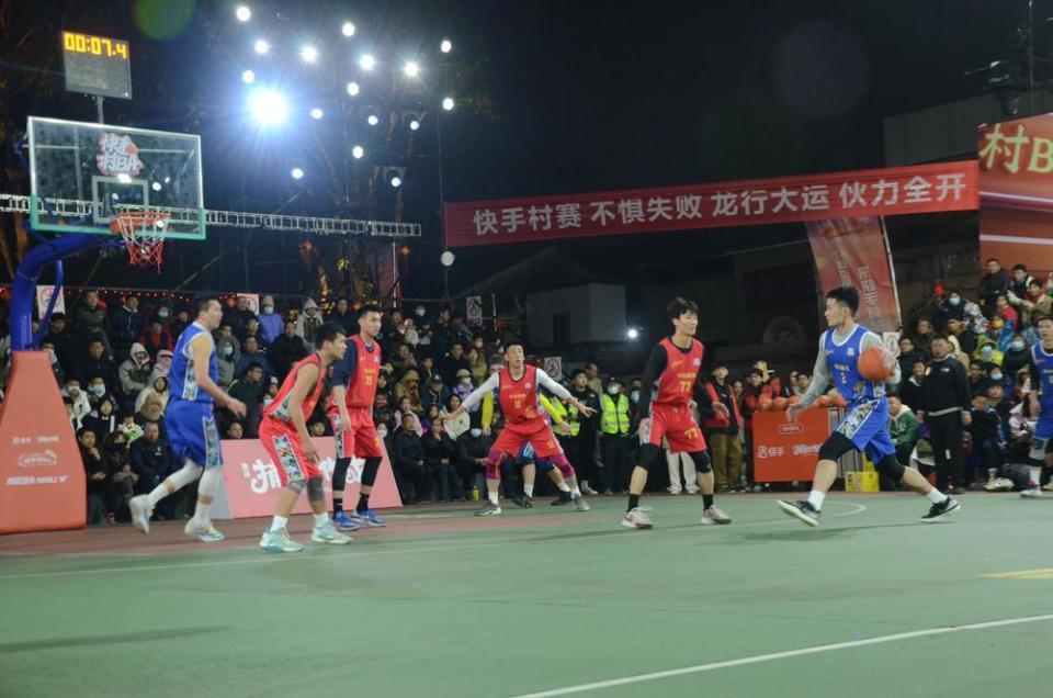 球场上演激烈对抗，胜负难分